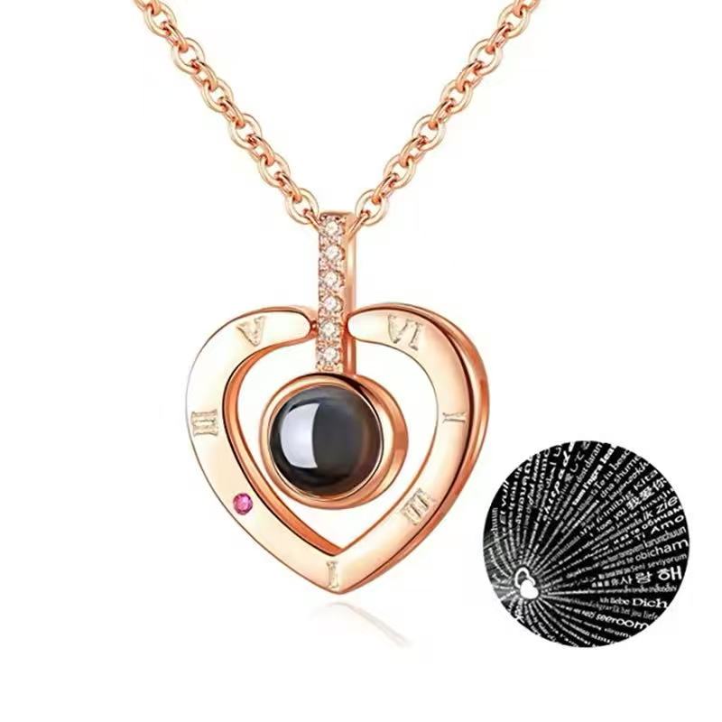 Collar en forma de corazón con Amor Eterno en 100 idiomas